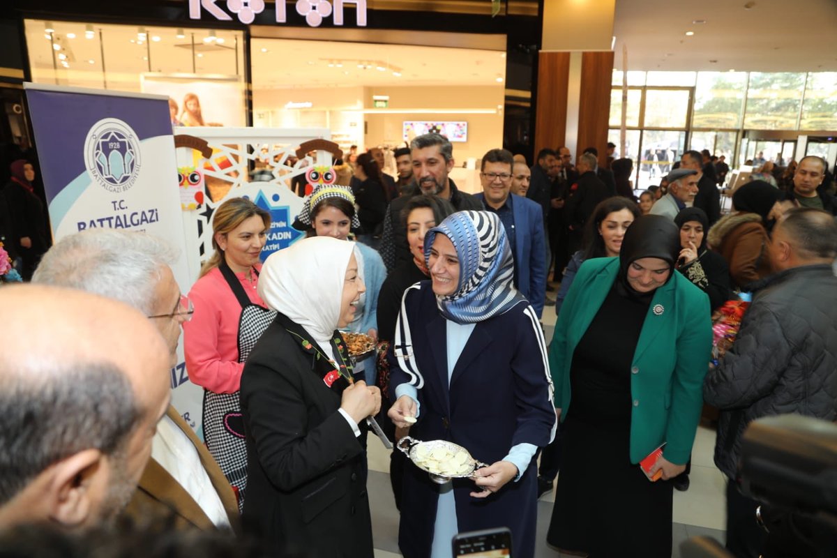 ibrahim_aygn's tweet photo. Ak Parti MKYK Üyesi ve Malatya Milletvekili Sn. @oznurcalik , @battalgazibeltr Başkanı Sn. @osmangudertr ve Ak Parti Battalgazi İlçe Başkanı Sn. @basrikahveci ile birlikte Malatya Park AVM’de Dünya Kadınlar Günü Standını ziyaret ettik. 

@millibeka @muratsahin2023 @ibrahim_aygn https://t.co/PQ3z5BQulC