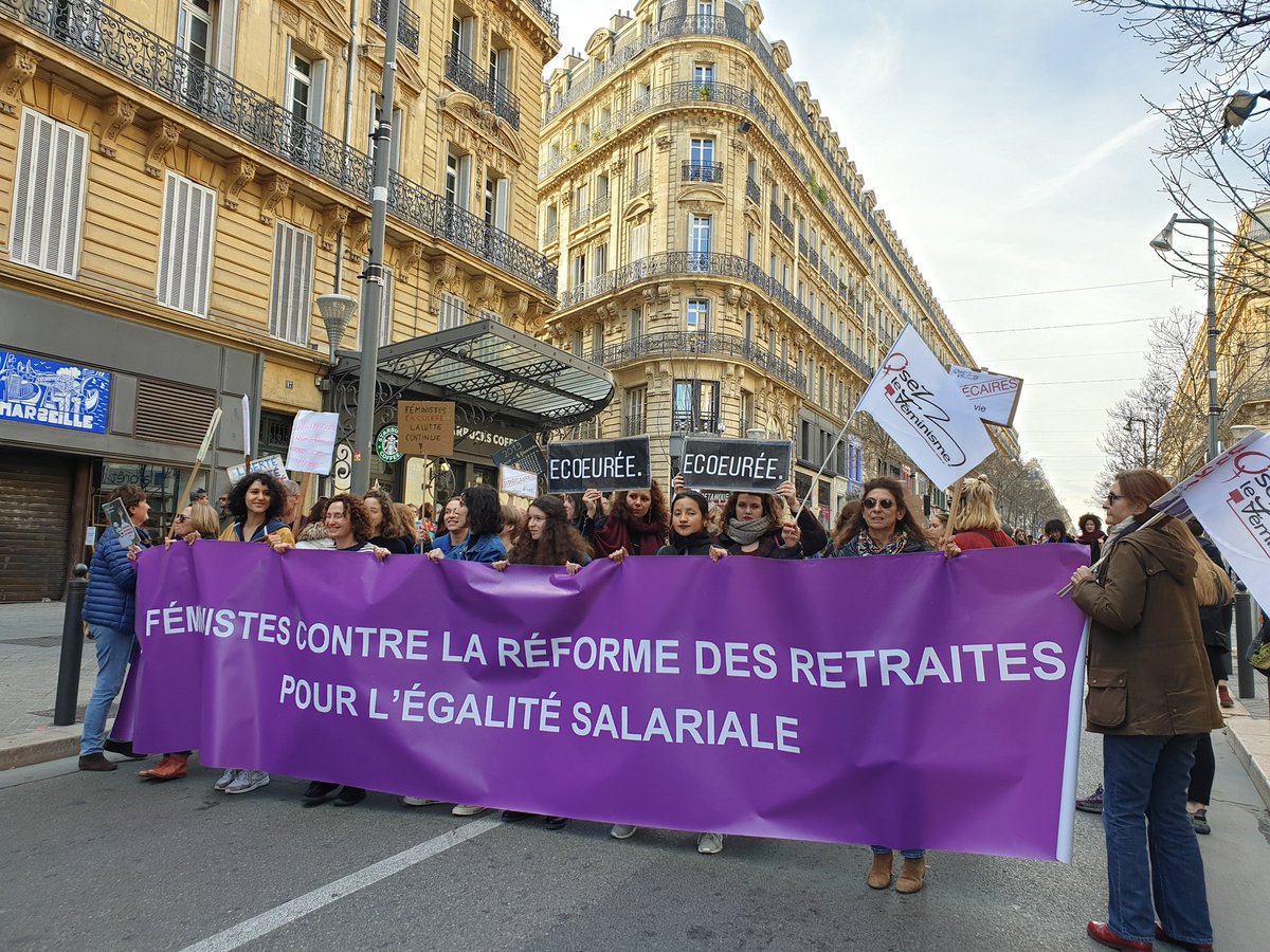 OLF13's tweet photo. Énormément de monde à la manifestation à Marseille! 💜💪
#EgaliteFH #8mars #marseille https://t.co/FKwJwrWfPj