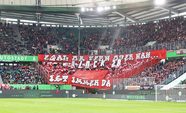 Lindenth_Bullen's tweet photo. Ich liebe Choreos mit Fahnen. 🇮🇩

Würde mich freuen wenn so eine Choreo nicht nur auf den Steher sondern für den gesamten Gästeblock erstellt wird.

Jedoch frage ich mich wofür ich  Becherpfand und Geld für Choreos in Sektor A spende wenn sich der #Block28 allein feiert. 🤷‍♂️ https://t.co/WLXkZTFWf2