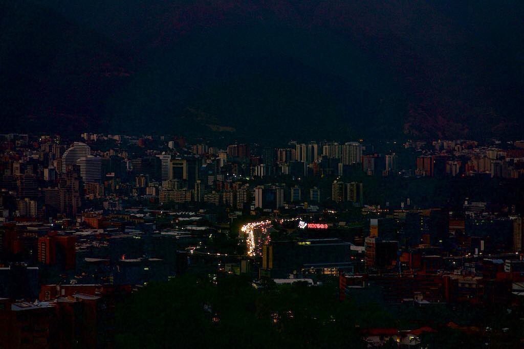 caryacarolina's tweet photo. Esta fotografía de Caracas fue publicada hace un año, 8 de marzo de 2019. Retrato de un país ultrajado hasta los tuétanos. Que esta imagen sirva de recordatorio de uno de los momentos más duros que hemos vivido como país. No nos permitamos olvidar, que esta historia no se repita. https://t.co/u54IpwbjGp
