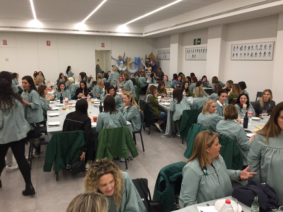 fallaconvento's tweet photo. En estos momentos, celebrando la tradicional Comida de Mujeres en nuestro Parador So Nelo. Nuestras mujeres: madres, hijas y nietas falleras, orgullo de Convento. #FallaConvento2020 #8M #FallerasConventeras💚 https://t.co/XsIqCtU8l4
