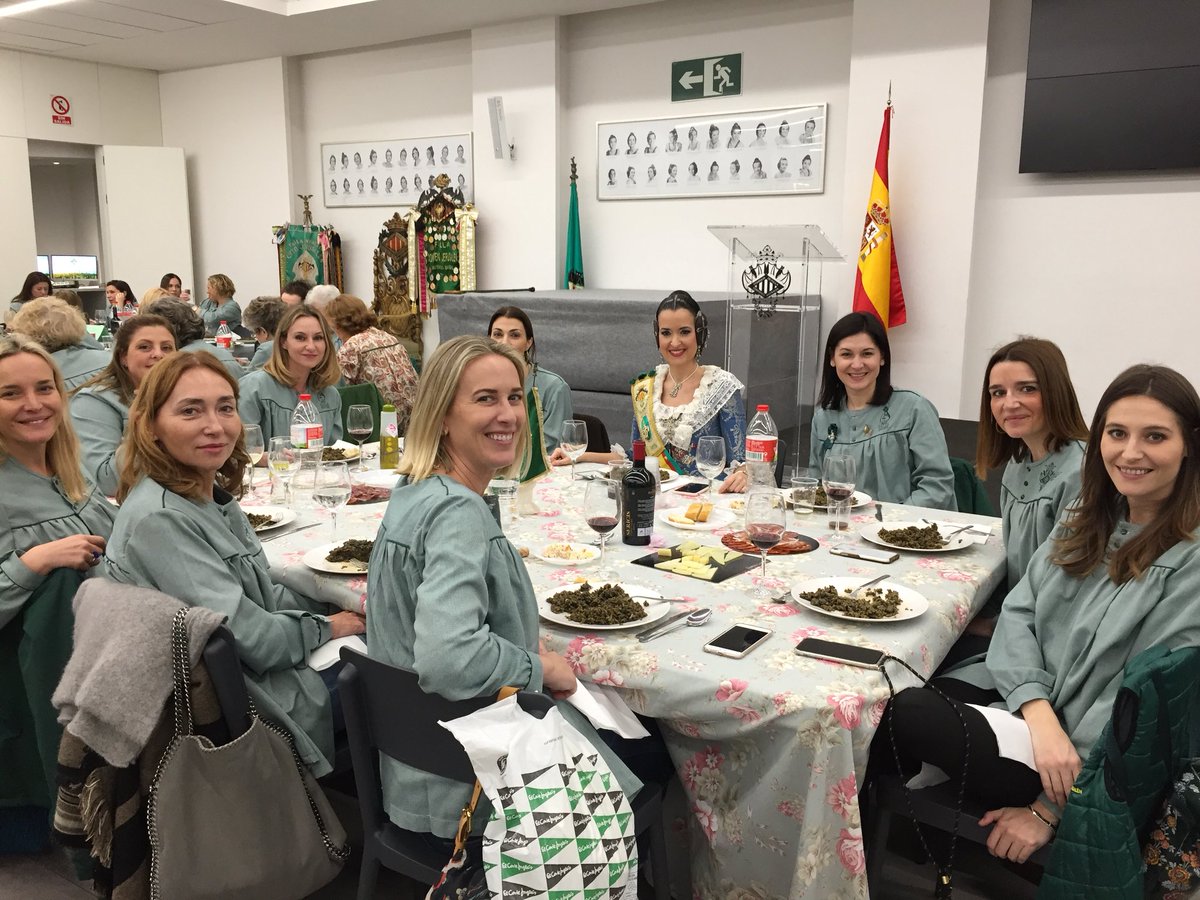 fallaconvento's tweet photo. En estos momentos, celebrando la tradicional Comida de Mujeres en nuestro Parador So Nelo. Nuestras mujeres: madres, hijas y nietas falleras, orgullo de Convento. #FallaConvento2020 #8M #FallerasConventeras💚 https://t.co/XsIqCtU8l4