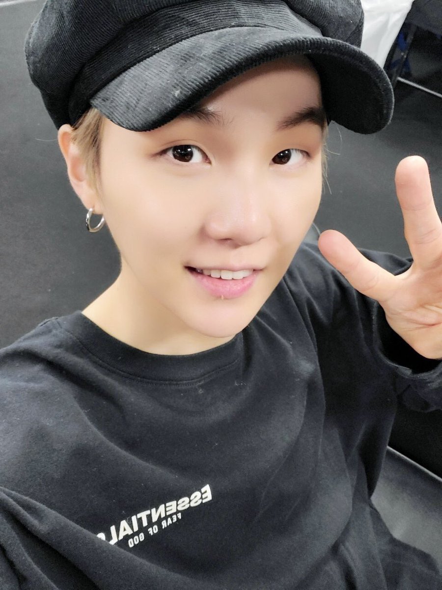 phuong0402's tweet photo. 🌺Happy birthday my love
Chúc anh sinh nhật vui vẻ.Cảm ơn vì sự ngọt ngào của anh khiến em luôn cảm thấy hạnh phúc.Yoongi phải nhớ giữ gìn sức khoẻ đấy nhé. Love you💜@BTS_twt 
 #윤기는_우리의_자랑이야
#HappyBirthdayYoongi https://t.co/UB3V6TfIOr