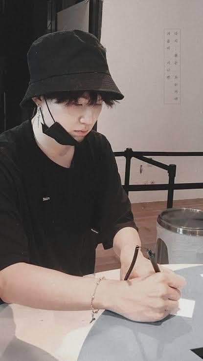 Javiera41460474's tweet photo. #HappySUGAday 
#yoongiDay 
#YoongiWeLoveYou 
#SUGA 
#SUGADAY 
Feliz Cumpleaños a este hombre precioso, que merece todo el amor del mundo 🖤🖤
Por su gran talento y buen corazón 😍
Merece todo el amor de Army https://t.co/Z3wkYa4PYH