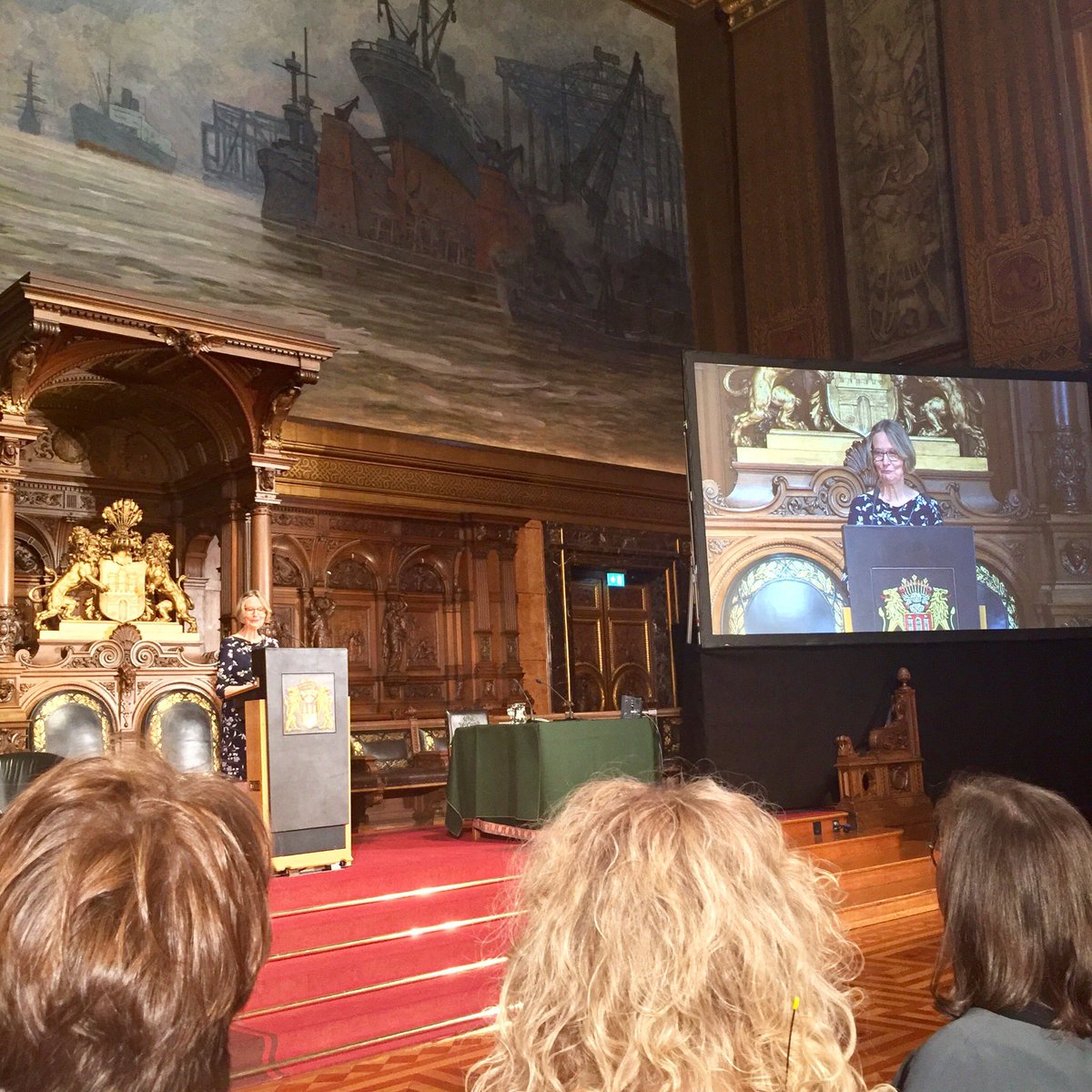DigiWomenHH's tweet photo. Kinderbuchautorin & Ehrenbürgerin Kirsten Boie hält die #IWD2020 #Festrede im Hamburger Rathaus. In ihren Büchern hat sie nie mit Geschlechterklischees gespielt, so auch von starken Mädchen geschrieben. Nur wir können werden, was wir sehen und das macht ihre Bücher so wertvoll. https://t.co/d6QnbJgXiS