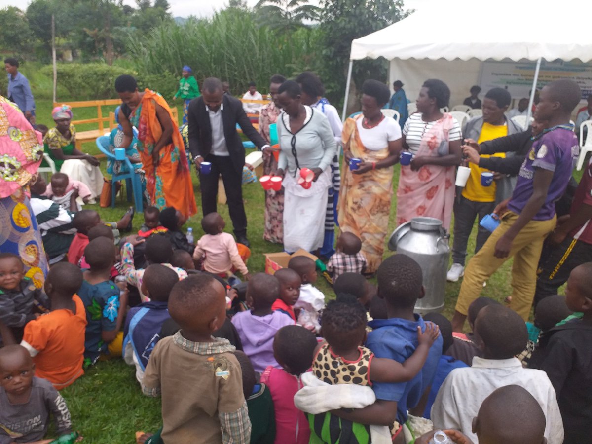 Hanabayeho igikorwa cyo guha abana amata. <a href="/GicumbiDistrict/">Gicumbi District</a> <a href="/F_Ndayambaje/">@F_Ndayambaje</a> <a href="/gatjmv/">Gatabazi Jean Marie Vianney</a> <a href="/RwandaLocalGov/">Ministry of Local Government | Rwanda</a> <a href="/RwandaGender/">Ministry of Gender & Family Promotion | Rwanda</a>