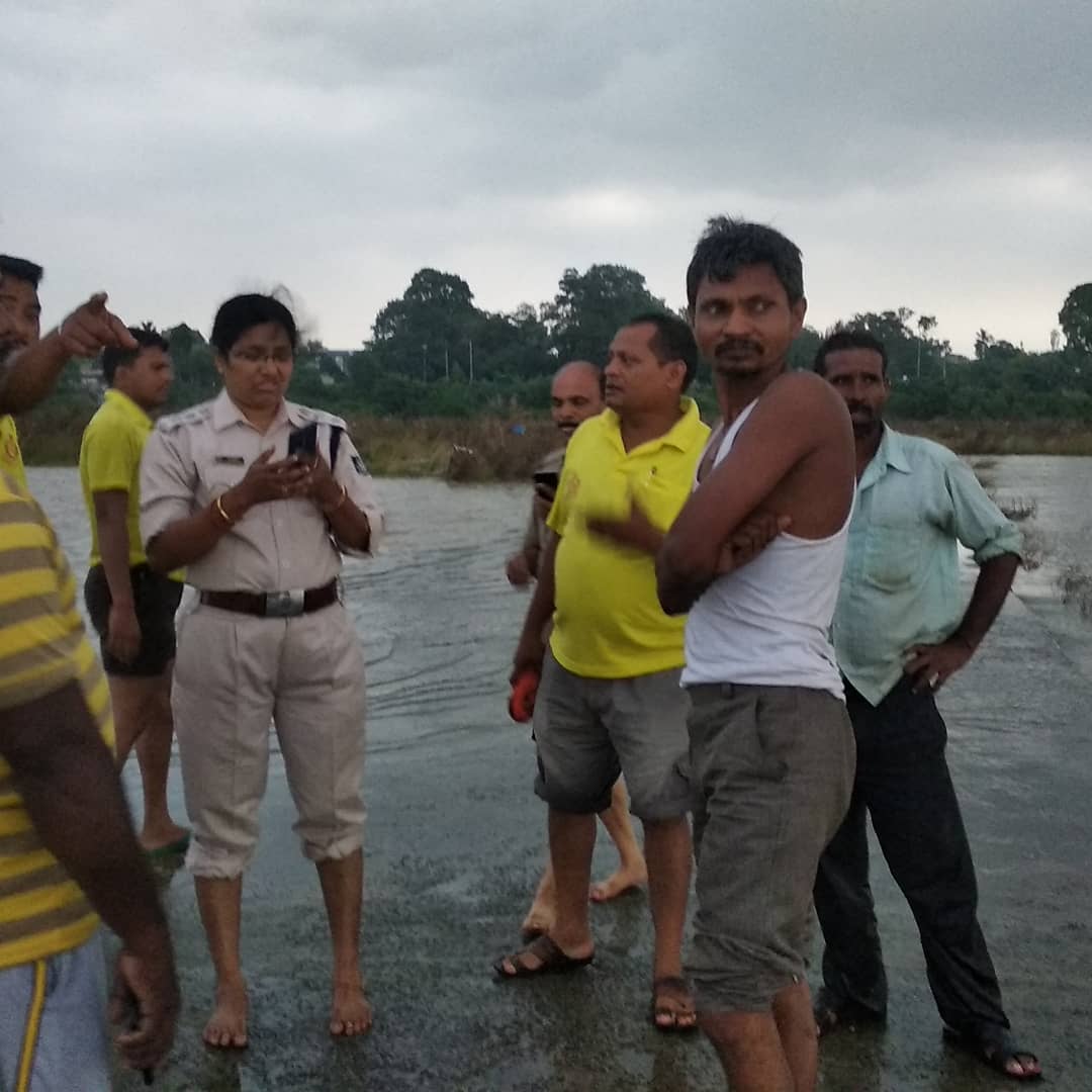 harimeher007's tweet photo. 2019 an incident was happened at sadakghat 6 girls swim away but 5 girls are rescued and 1 girl dead and found after 4days. Today is world women's day 2020 on this day we all wish our Mamta Naik mam a very happy women's day...🙏🙏🙏
#WomensDay2020 
@SpSambalpur @5TsOdisha https://t.co/uJpTYQxl8t