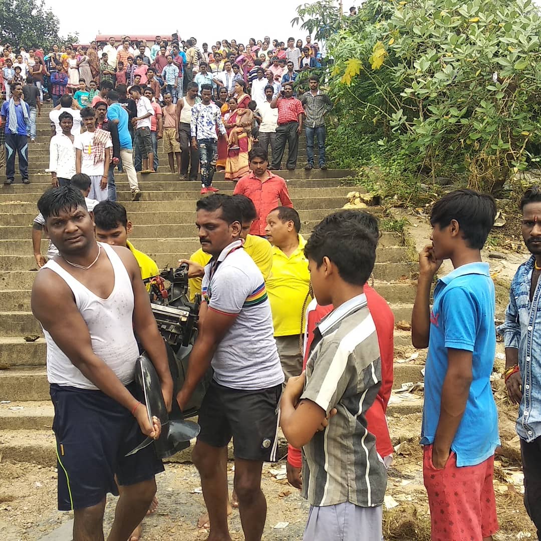 harimeher007's tweet photo. 2019 an incident was happened at sadakghat 6 girls swim away but 5 girls are rescued and 1 girl dead and found after 4days. Today is world women's day 2020 on this day we all wish our Mamta Naik mam a very happy women's day...🙏🙏🙏
#WomensDay2020 
@SpSambalpur @5TsOdisha https://t.co/uJpTYQxl8t