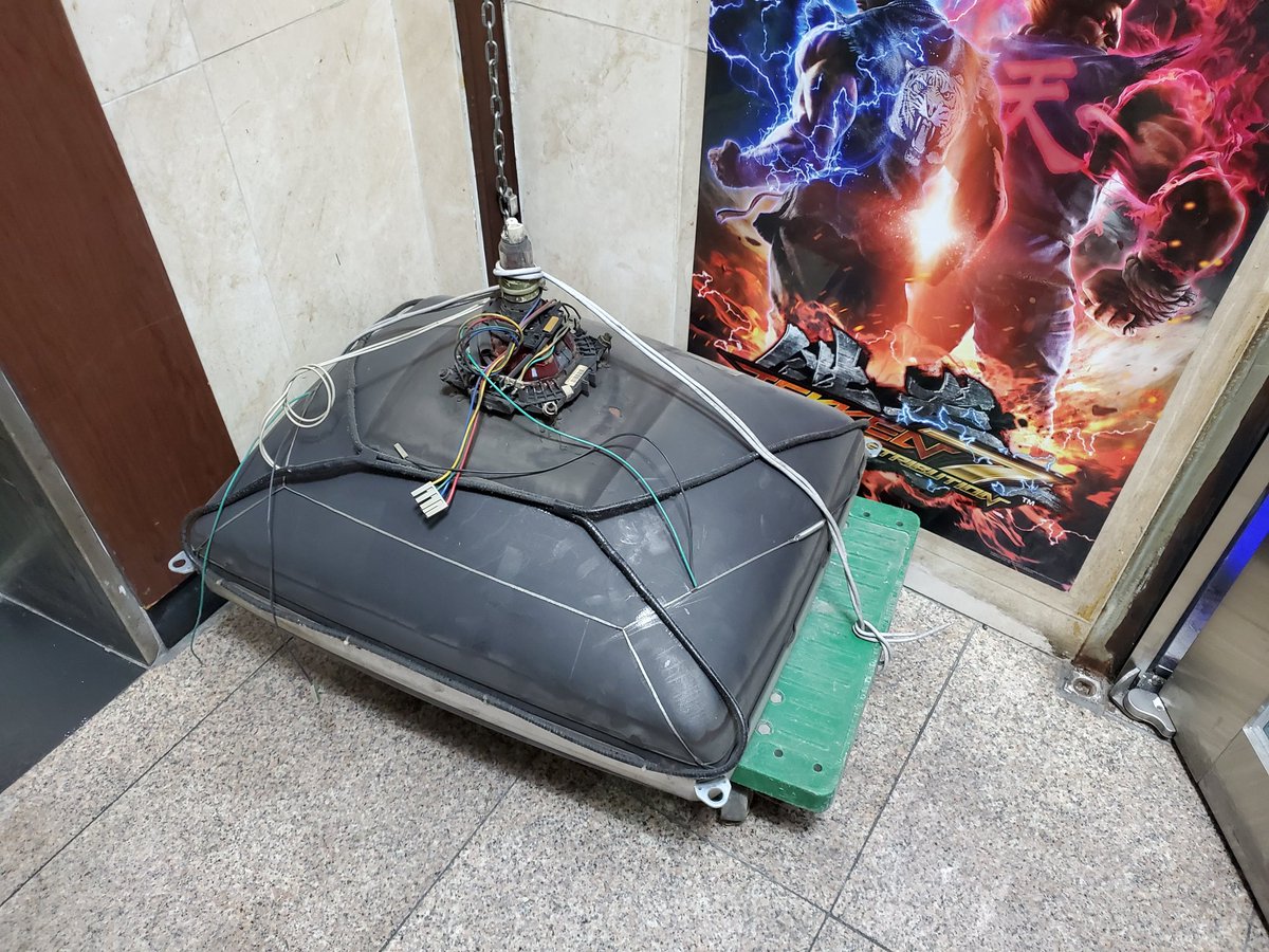 EZ2AC용 CRT 모니터 무료로 드립니다. 필요하신분은 아래에 맨션 남겨주시면 연락드리겠습니다.