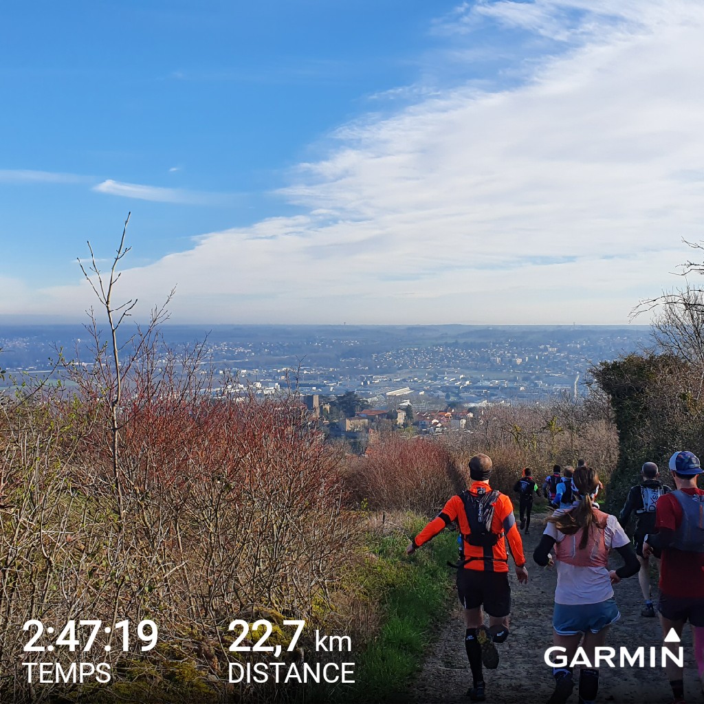 Helpitiasso's tweet photo. Ce matin:Trail des Cabornis.J'ai participé au 23km avec 1000D+. Je suis partie blessée au genou, dû au ski, mais j'ai quand même tenu. 
Ce trail était technique: beaucoup les montées et de la boue.
Place au repos!😴
Je vous souhaite un bon dimanche!
Marie🌸
@AssoEnfantBleu Lyon🐻 https://t.co/RZzTgcBgjK