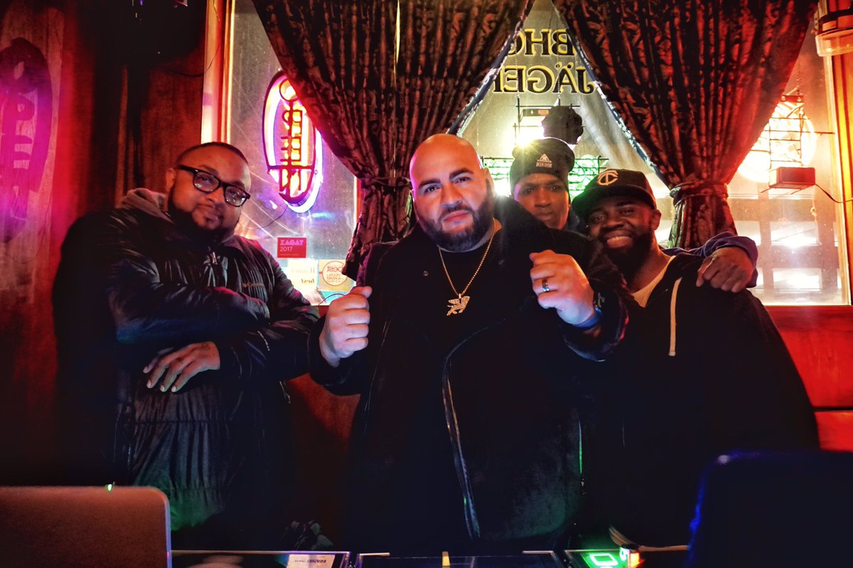 ChronicSession's tweet photo. Yea we got #BigBossBabylon @BiggieBabylon #PulledUpFresh in the Streets of #Minneapolis #MidWestPromoRun Powered by #OneUmbrellaPromo @DJBILLEKNIGHT #MediaCoverage by #EntertainmentExpose https://t.co/zNXLzz6uZP