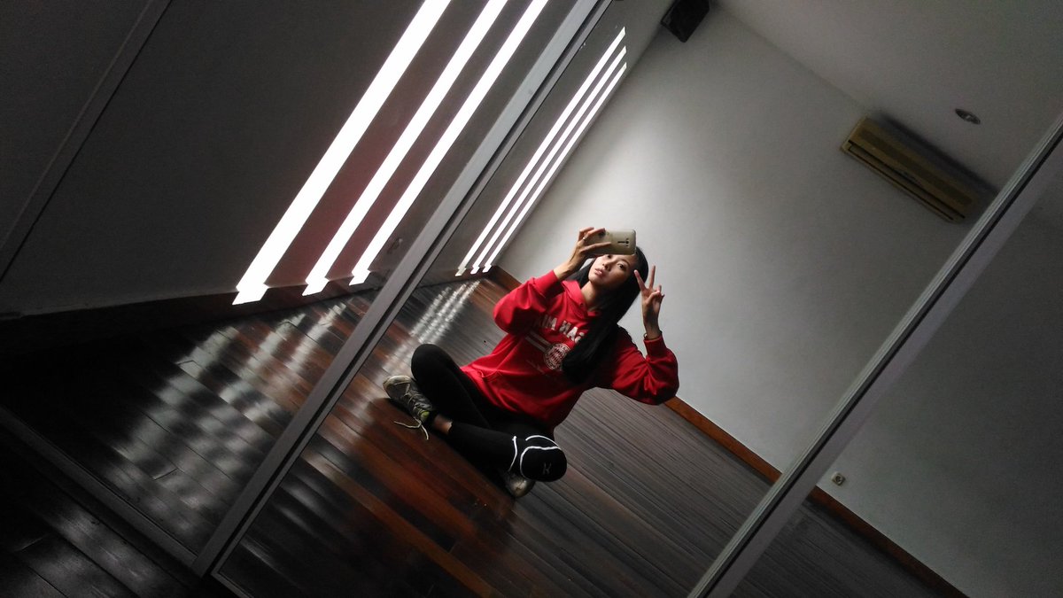 claraaec_sc's tweet photo. OTSUKARESAMA :))latihan memang tdk menghianati *cielah hahahah hari ini latihaan~~ hari ini sedikit naik level latihannya dan ada belajar bahasa Jepang ! Harus bisa dong bahasa Jepang 😳😏 gimana hari minggunyaaa ??? 

#shojocomplex #shojo_complex #れんしゅう #少女コンプレックス https://t.co/3YMF4oSmPX