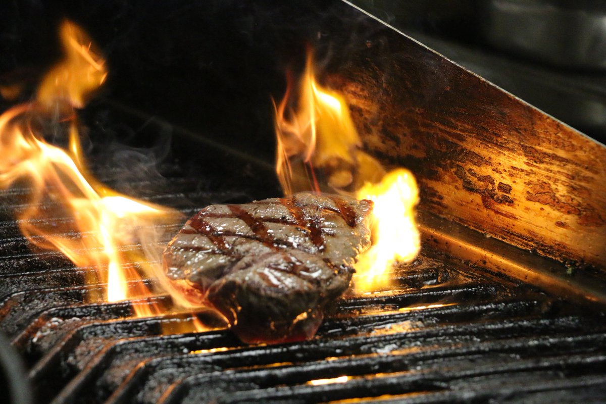 Ossenhaas biefstuk van de grill met jus van rode wijn-rozemarijn. Vers bereid met sous-vide gegaarde groenten.