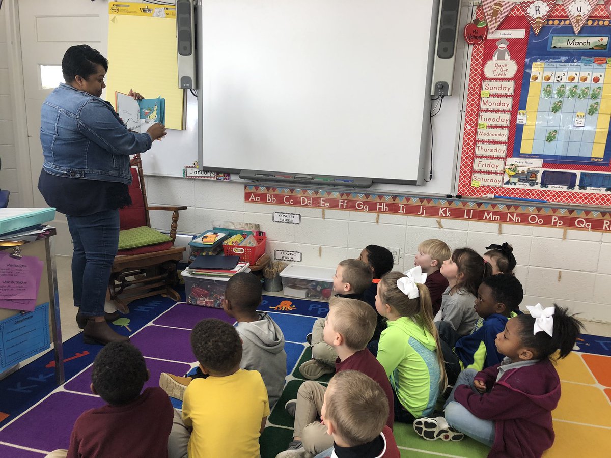 hannahmfischer's tweet photo. It was a blast celebrating a love for reading during RAA Wk! By the end of the week, kids were coming up with our their own rhymes just like Dr. Seuss! They loved having Ms. Hunt read and a surprise visit from the cat in the hat! Check out all their fun! @StarkvilleSD #tweetcher https://t.co/1LeJuCT2s3