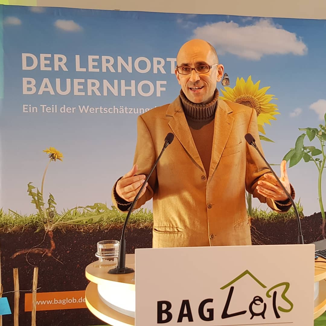 baglob_ev's tweet photo. "Null fossile Brennstoffe, und drastisch weniger Fleischkonsum" sagt Prof. Dr. Dr. Felix Ekardt. Nur so könnten die  rechtlich verankerten Klimaziele erreicht werden. 
#Klimakrise #Klimawandel #Klima #bne #nachhaltigkeit #umweltbildung #lernortbauernhof #agrar #Buta2020 #baglob https://t.co/ptsZyfyS8N