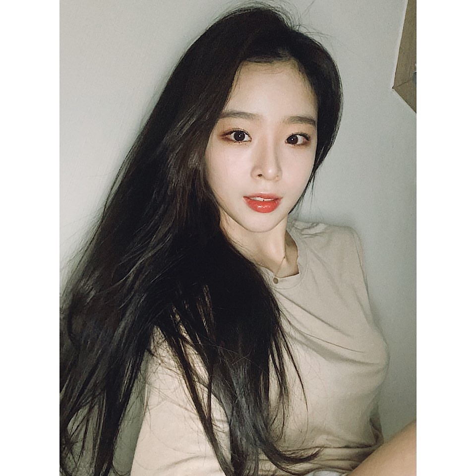 200308 | @geegu_officialInstagram güncellemesi 

[#Haru]
"Selam Gravity 🖐 
Bugün pazar ve hava çok güzel! 
Hepimiz Corona olmasaydı böyle güzel bir havada dışarı çıkardık~😯
Ama haftasonunu evde mutlu bir şekilde geçirelim!! Neden kanepeye uzanıp abur cubur yemiyorsunuz??🛋🍪"