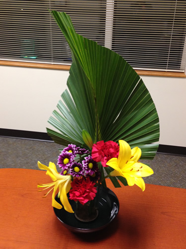 danabelow's tweet image. Amazing how one trimmed scrub Palmetto leaf lights up a few #flowers. #SallysFlowers #Smile