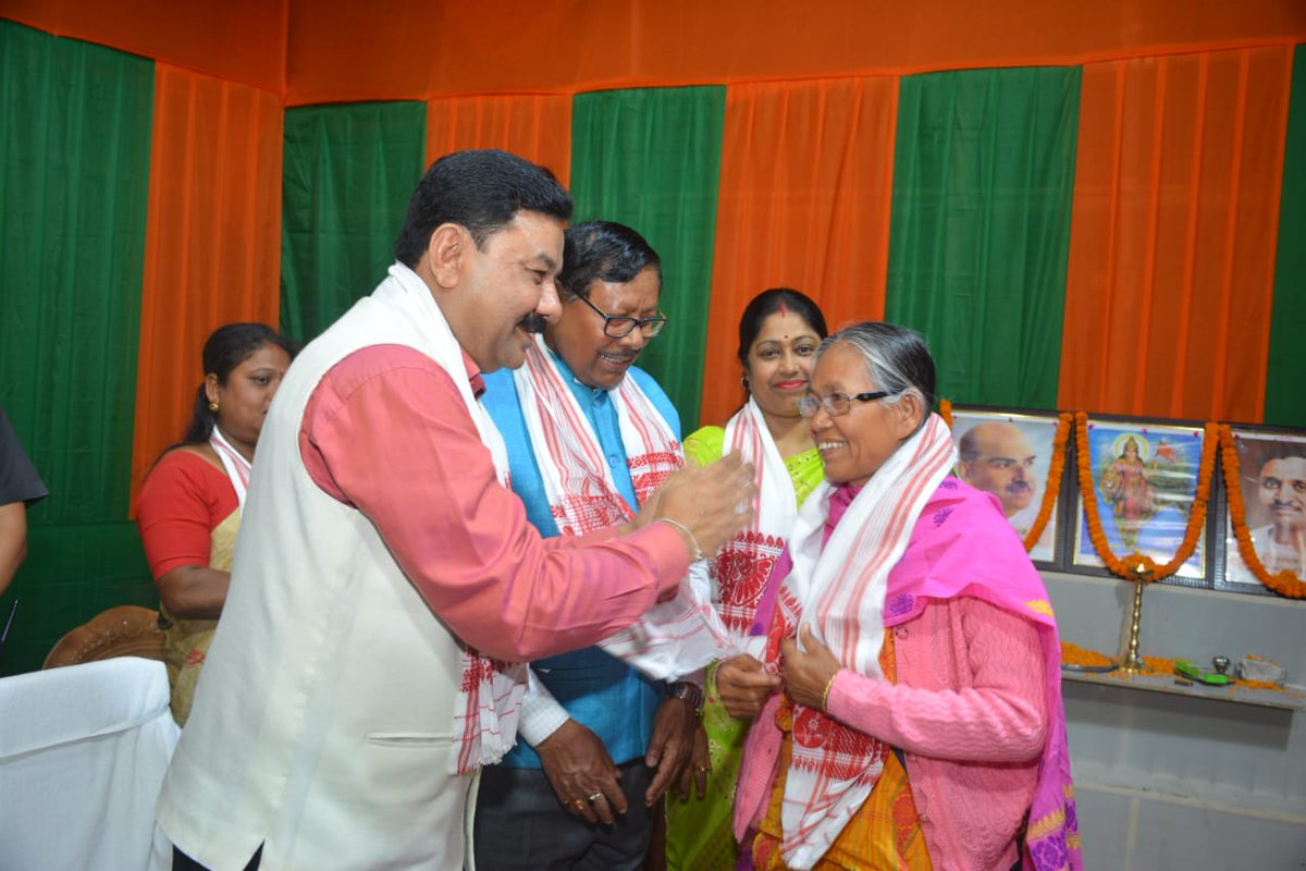 RanjeetkrDass's tweet photo. Keeping in mind the goal behind #AaideurBuloni &amp; in celebration of #WomensDay2020 the women of my society selected 15 women of distinction in society to be recognised publically &amp; be felicitated with a fulam gamusa, xorai &amp; recognition letter.
@BJP4India @smritiirani @MinistryWCD https://t.co/QGW9rT45wq