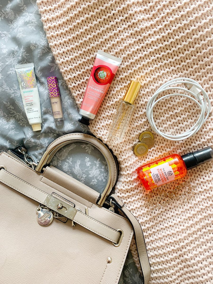 What's In My Handbag? siankathrine.co.uk/2020/03/whats-… #bloggeruk @HarmonyBloggers @theblogsRT @BloggingConnect @wetweetblogs @BloggersTime @lazyblogging @bloggeroppsrt