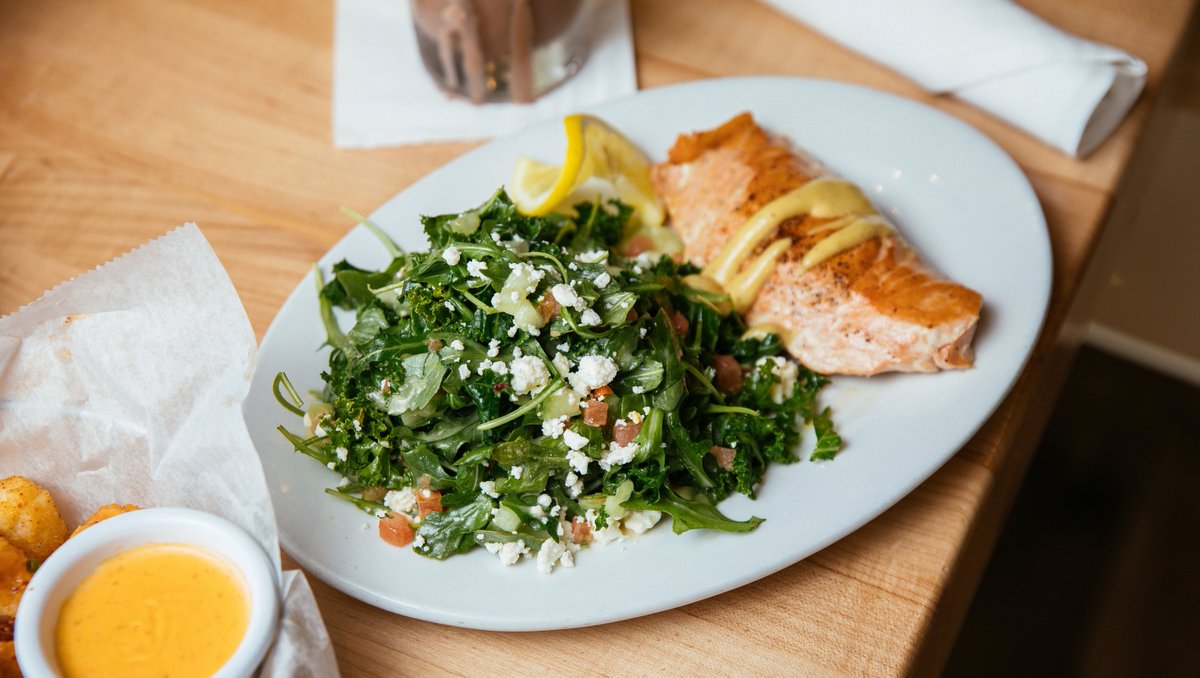 End the weekend on a delicious note w/ our signature salmon salad!
#zinburger #tasty