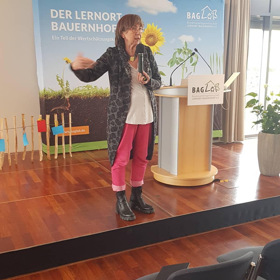 baglob_ev's tweet photo. "Dünger für das Gehirn, Kraftfutter für Kinderseelen", Margret Rasfeld begeisterte bei der Bundestagung #lernortbauernhof mit ihrer Einordnung des Lernortes Bauernhof in die Bildungslandschaft. 
#bne #bildung #schuleimaufbruch #geraldhüther #buta2020 #baglob #schule #bauernhof https://t.co/QfEGOzzOXw