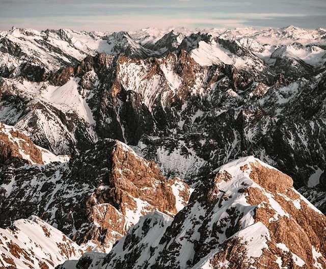 Joern_Photo's tweet photo. The view from Germany’s tallest mountain to the other side.
.
.
#zuspitze #mountain #alps #mountainlife #landscapelovers #bergwelt #alpin #wintermountain #sunlight #outdoorlovers #joernphoto #germanroamers #zugspitze https://t.co/Ddz2EP9cJs https://t.co/EU7XTaFEAQ