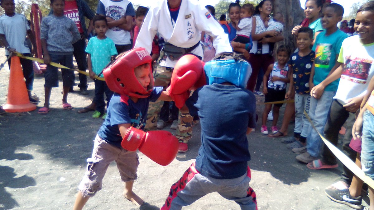 IRDA_OFICIAL's tweet photo. @IRDA_OFICIAL #Dom8 El DEPORTE estuvo en "La Toma Deportiva" de la comunidad El Cogollal, un día de diversión para todos, gracias al Gob. @RMarcoTorres quién con su apoyo, Cogollal también lucha #ContraLaGuerraEconómica
@Mary_RomeroP https://t.co/LEHZNydCCA