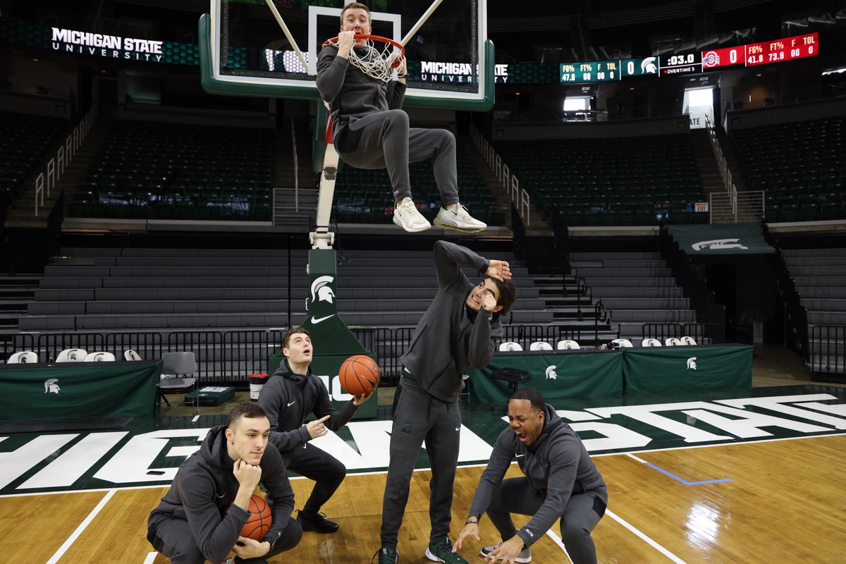 SpartanHoopsMGR's tweet photo. What the people need to see

Thank you seniors! https://t.co/oEXk6N6KAo