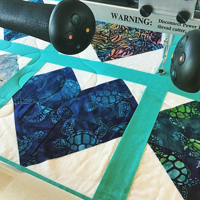 andrea_r's tweet photo. Taking a break from the thread breaks. Also the time change and a diet change is kicking my ass. Can I get an extra weekend day? 
#customerquilts #heartmeander #apqs #batiks #quiltsofinstagram #freemotionquilting #longarmquilter via Instagram https://t.co/hf6Y1Alpyk https://t.co/6hy2j9gp8R