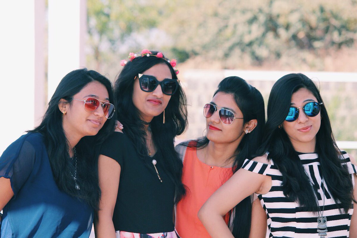 kirtibasal's tweet image. My Drama Queen:
@shrutikajain 

Always On Time:
@JainShrijika 

Party Queen: 
@itsmeromzy 

Always Smiling:
@snehalataj 

When worst comes to worst, squad comes first❤️❤️ #OWomaniya