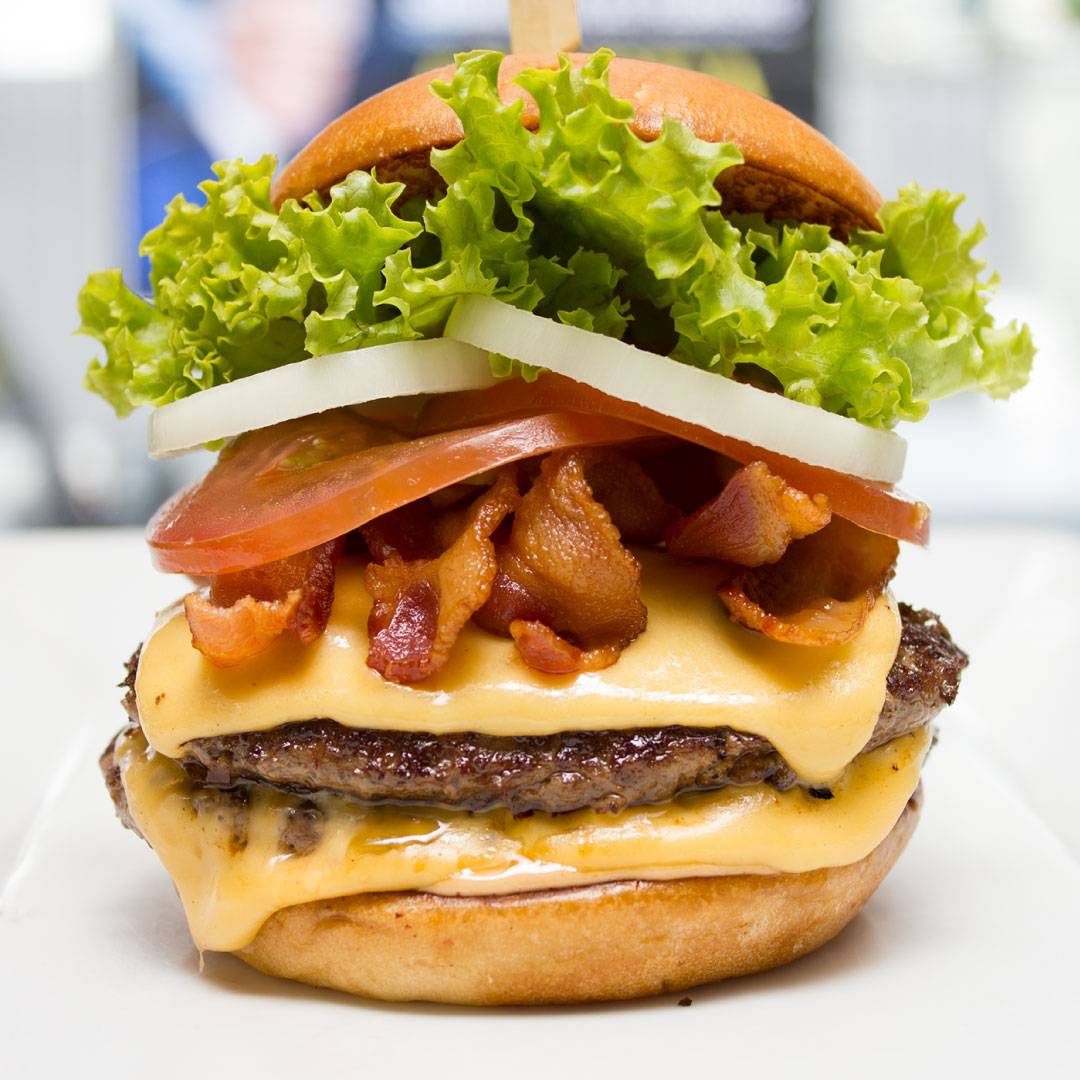 ChefPepperRD's tweet photo. ¿Hoy se antoja una Bacon Cheeseburger? 🍔🍟
Ordénala desde Chef Pepper App para que llegue derechito a tu casa. 😍🏠
Descárgala en App Store y Google Play. 📲
#ChefPepper #ChefPepperApp #ChefRecommends https://t.co/bknWzZWc3R