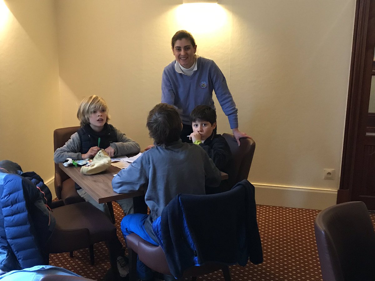 liguegolfidf's tweet photo. Priscille, Jérémy et Thomas analysent la journée U10 avec les jeunes et les parents , retour d’expériences un beau moment d’échange avant le réconfort . https://t.co/2rozZxmvvF