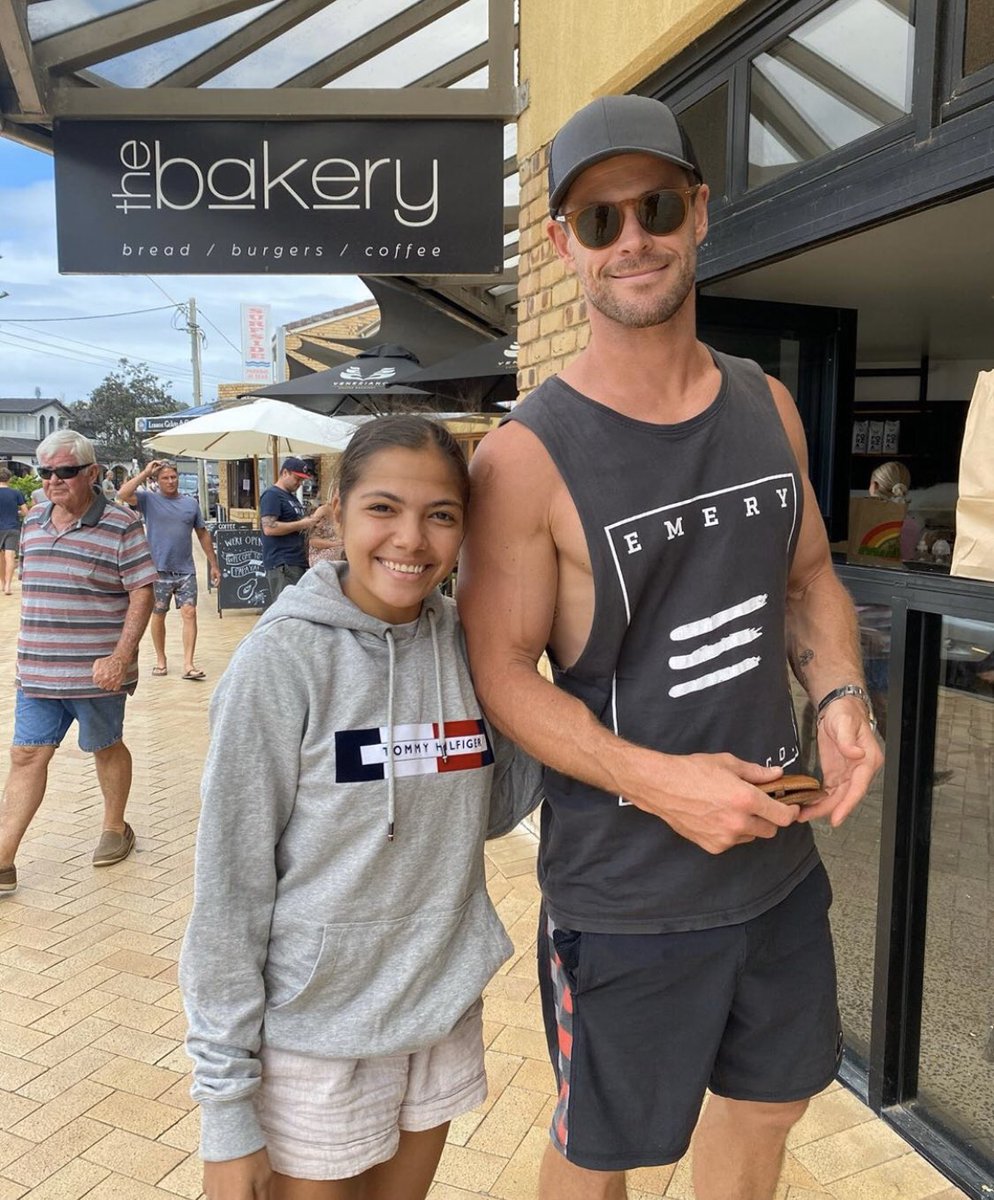 chemsienews's tweet photo. 📸 | Chris Hemsworth with a fan earlier today! https://t.co/tueYb8onuS