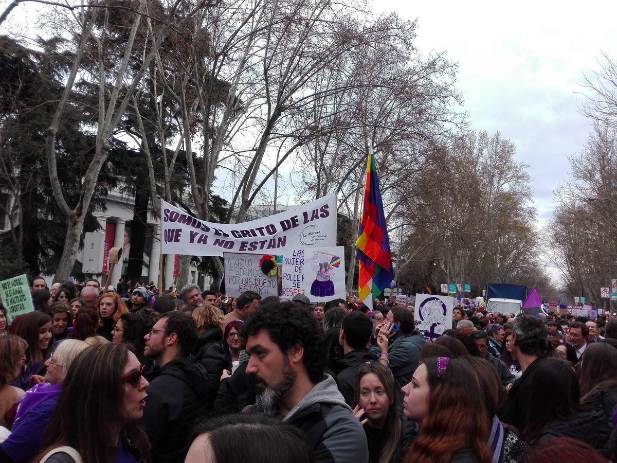 Paseo de Prado en #Madrid colapsado por la #RevueltaFeminista #8M