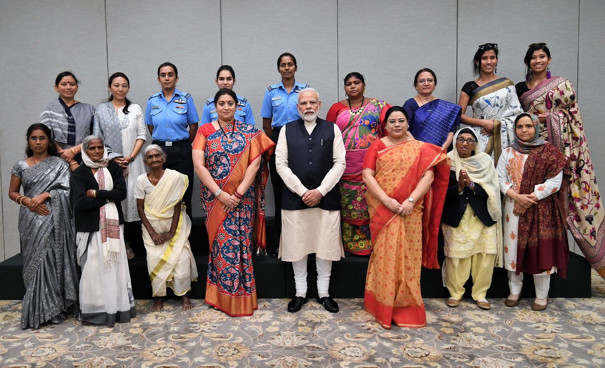 #नारी_शक्ति_पुरस्कार से सम्मानित महिलाओं से आदरणीय प्रधानमंत्री श्री @narendramodi जी ने मुलाकात किया।

सभी #नारी_शक्ति ने प्रधानमंत्री #मोदी जी को अपना स्नेह एवं आशीर्वाद दिया और प्रधानमंत्री #मोदी जी को आभार प्रकट किया।

#SheInspiresUs
#NariShaktiPuraskar
#HappyWomensDay2020