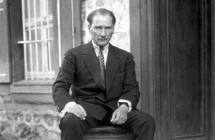 Hiç bir kuvvet Mustafa Kemal Atatürk'ü silemeyecek. Türkiye Cumhuriyeti demek Atatürk demektir.