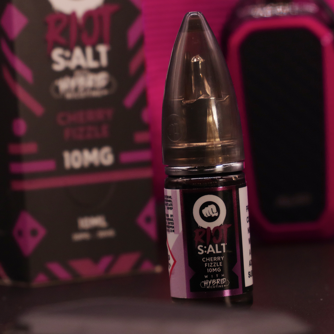 Rioteliquid's tweet photo. With all of the attention our cherry fizzle 70/30 is getting, we cant forget about the award winning salt who was the inspiration 😍 What are you vaping today? 70/30 or RIOT S:ALTS
#riotsquadeliquid #jointheriot #cherryfizzle #new #neon #electric #fizz #vape #vapelyfe #vapelife https://t.co/fxHlEiIC53
