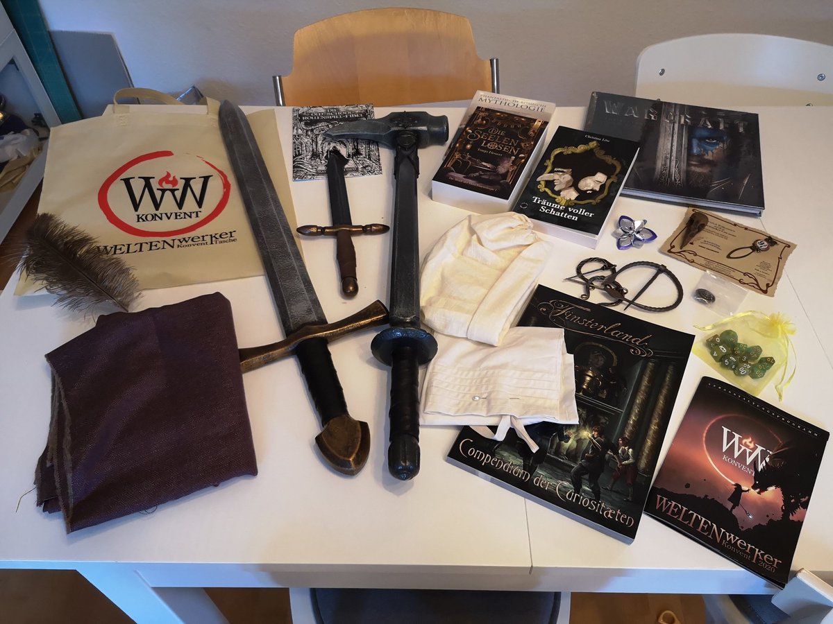 JaneraTiciano's tweet photo. Kompletter #Loot vom #Weltenwerker Konvent 2020! Teile davon sind meine Gewinne, weil och als Frühbucher ein Goodie-Bag gewonmen habe. Es war ein schönes Wochenende, gute Handwerker, nette Leute, gute Mischung! 💜! #Lootpic #LindanasLadyKnights #larp https://t.co/V3l3A1Nlju