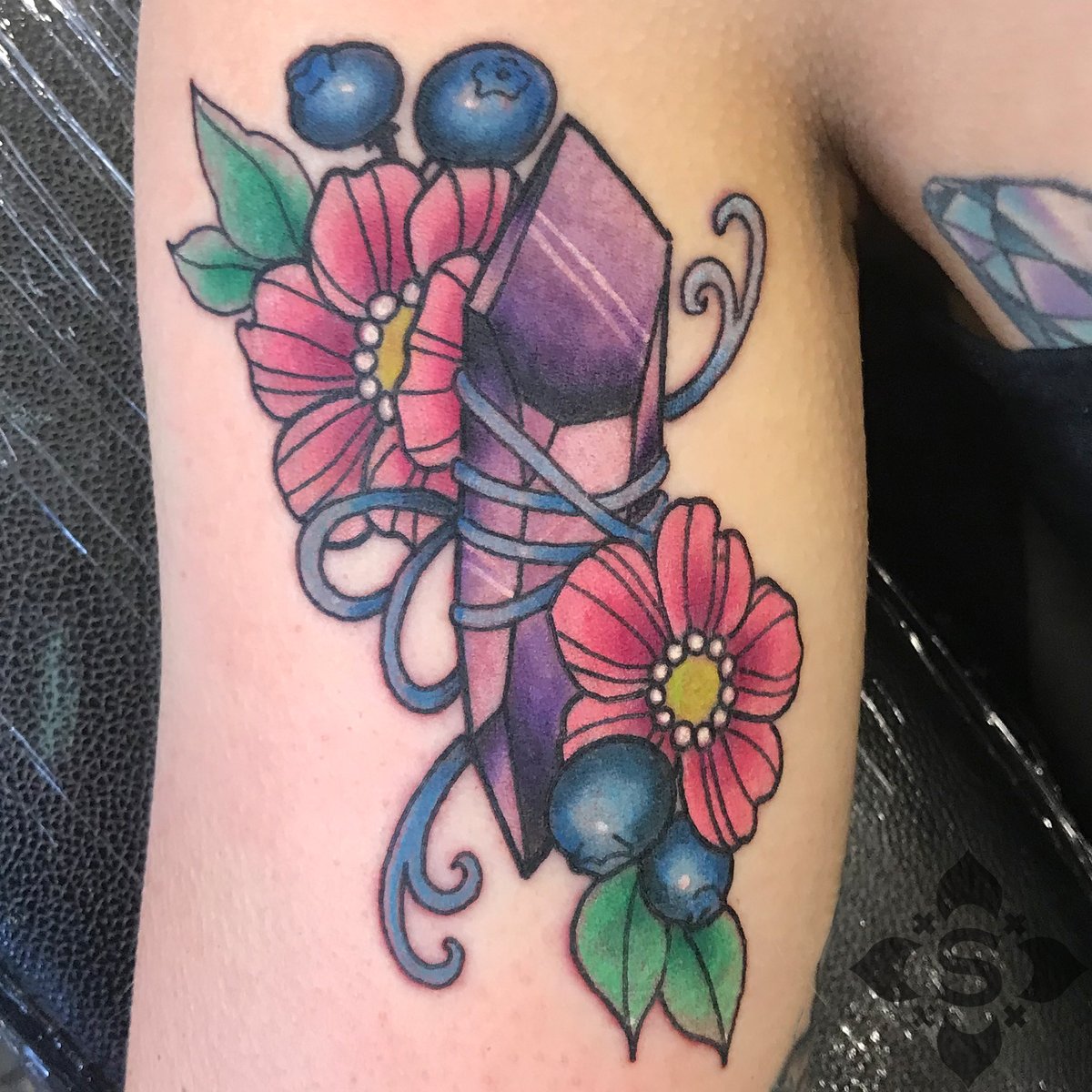 SaintSabrinas's tweet photo. Rebecca tattooed this charming crystal at this years' tattoo convention! https://t.co/EOfNj7eAx7
