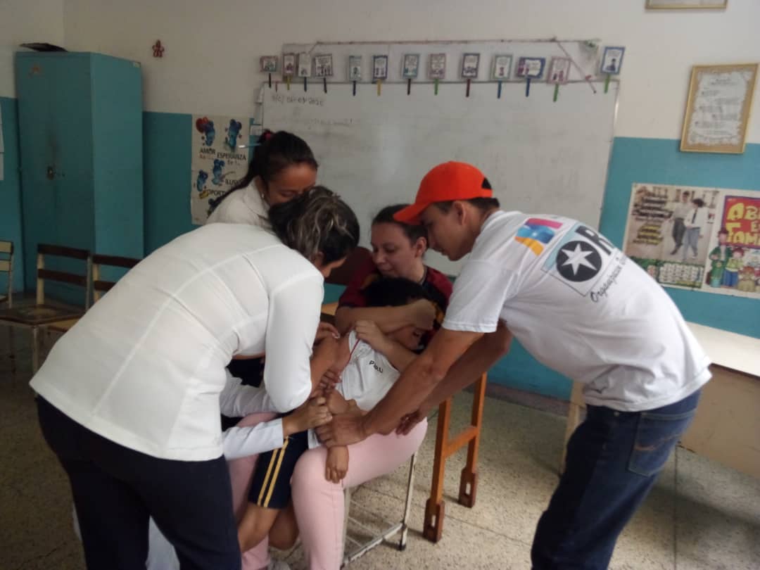 ORATACHIRALEAL's tweet photo. ORA-TACHIRA: OMAR PEREZ COORDINADOR DE MEDIOS DE COMUNICACIÓN PRESENTES Y SIEMPRE CONSECUENTE EN LA JORNADA DE VACUNACION EN LA ESCUELA CARLOS RANGEL LAMUS EN SAN CRISTOBAL ESTADO-TACHIRA HOY 8 DE MARZO DEL 2020. https://t.co/gSJphajFSN