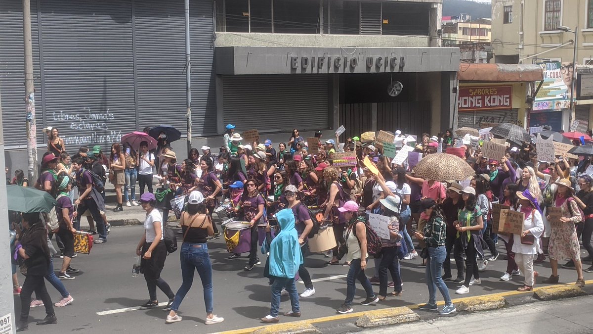 'No nací para ser esclavizada' es una de las barras que se escuchan en la marcha del #DiaInternacionalDeLaMujer en Ecuador #8M2020