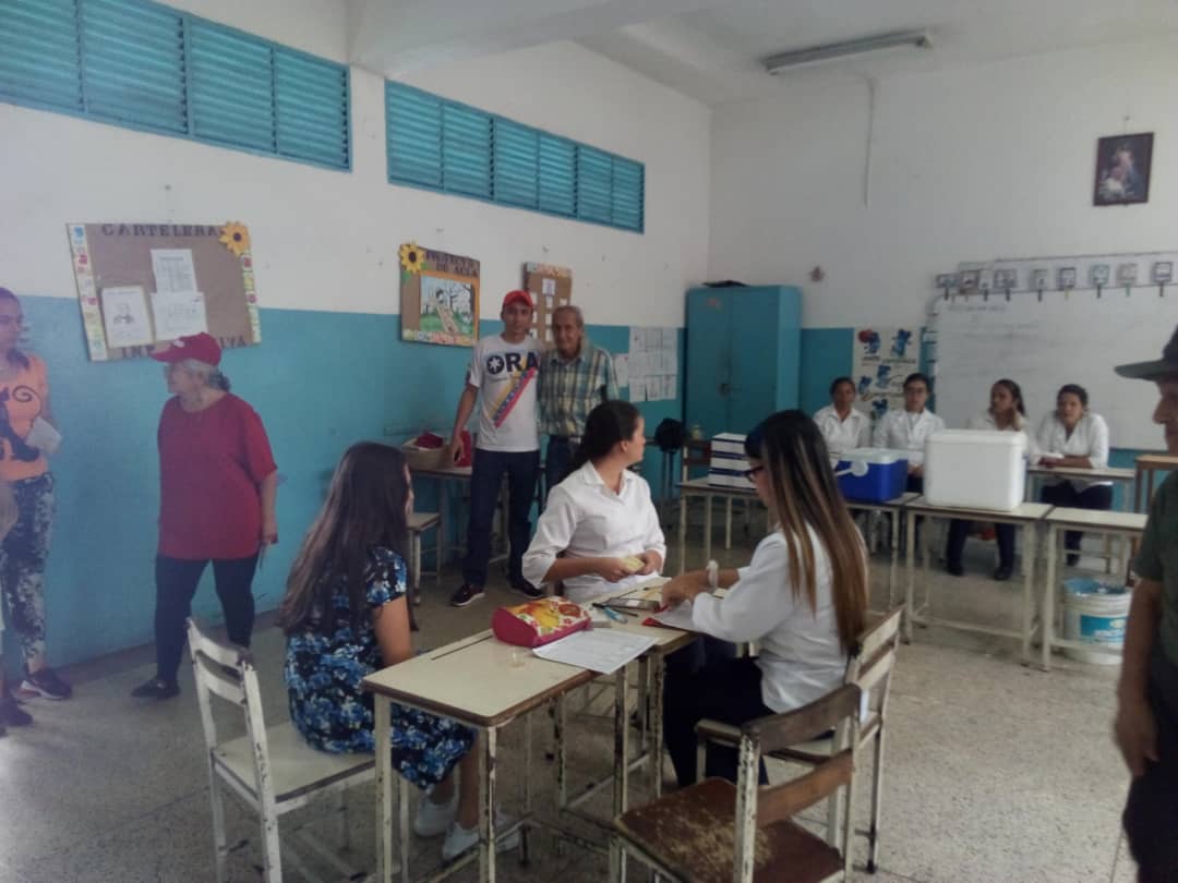 ORATACHIRALEAL's tweet photo. ORA-TACHIRA: OMAR PEREZ COORDINADOR DE MEDIOS DE COMUNICACIÓN PRESENTES Y SIEMPRE CONSECUENTE EN LA JORNADA DE VACUNACION EN LA ESCUELA CARLOS RANGEL LAMUS EN SAN CRISTOBAL ESTADO-TACHIRA HOY 8 DE MARZO DEL 2020. https://t.co/gSJphajFSN