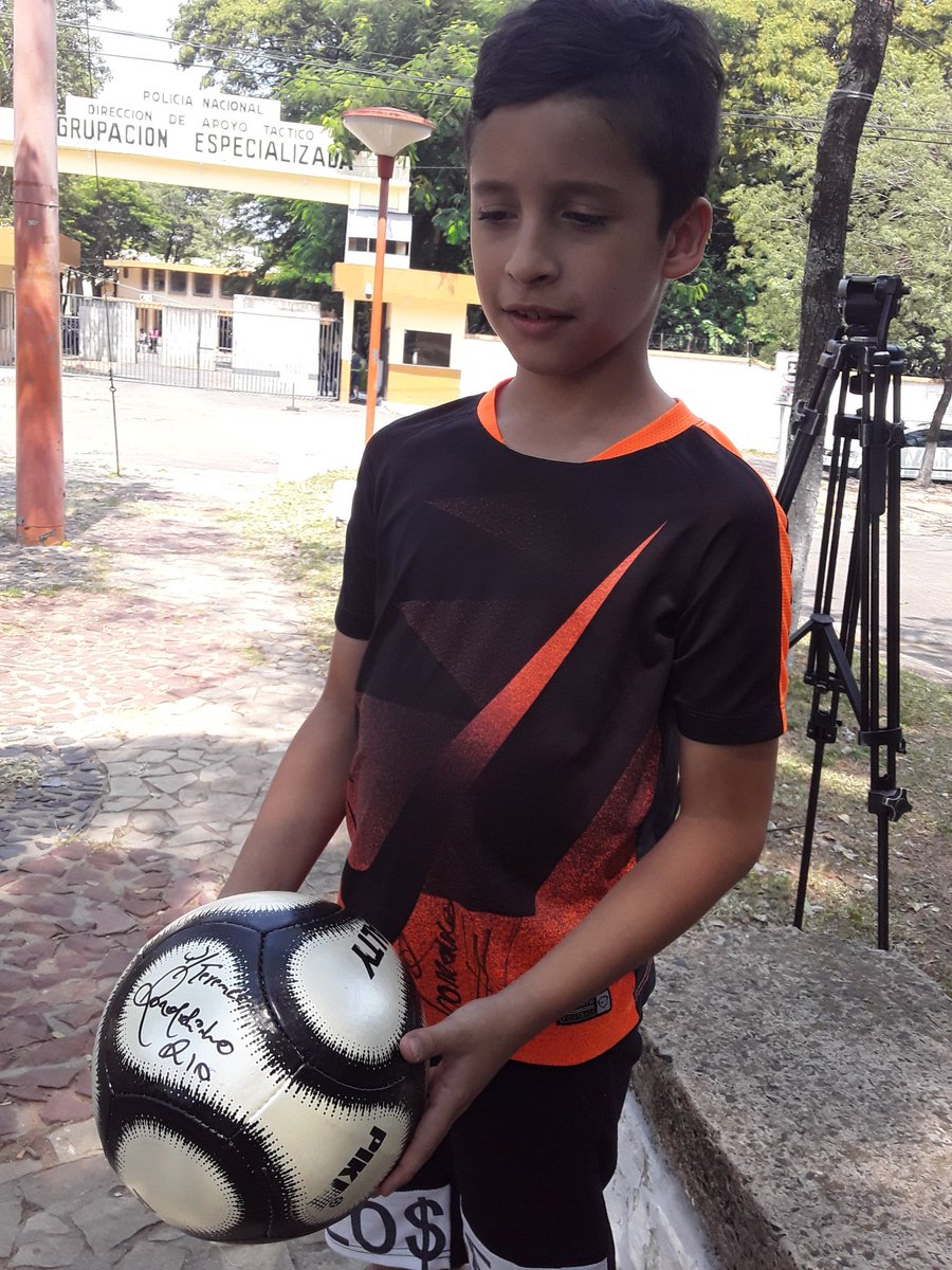 fatimagaray's tweet photo. @10Ronaldinho desde su lugar de reclusión firmó autógrafos hoy domingo día de visita. "Me puse muy nervioso al ver a mi ídolo ",dijo Alejandro Stumpfs quién vio en persona al astro del fútbol mundial @TelefuturoInfo @npyoficial @AM_1080 https://t.co/df8A30tOOF