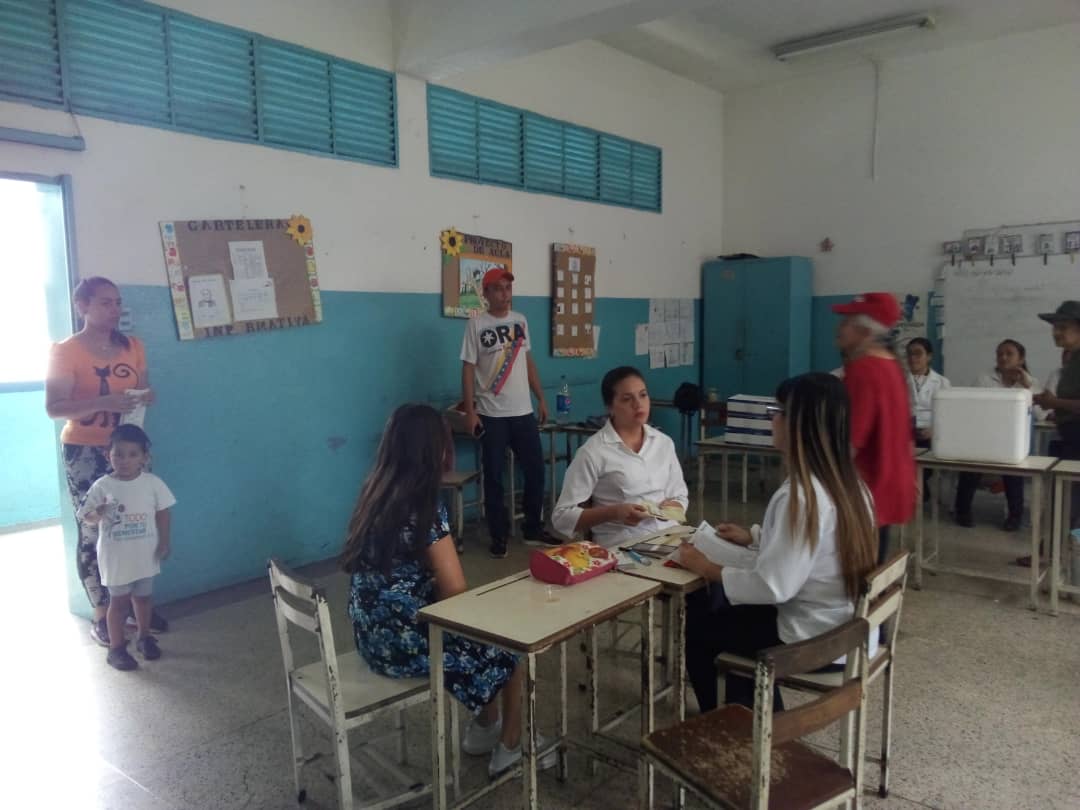 ORATACHIRALEAL's tweet photo. ORA-TACHIRA: OMAR PEREZ COORDINADOR DE MEDIOS DE COMUNICACIÓN PRESENTES Y SIEMPRE CONSECUENTE EN LA JORNADA DE VACUNACION EN LA ESCUELA CARLOS RANGEL LAMUS EN SAN CRISTOBAL ESTADO-TACHIRA HOY 8 DE MARZO DEL 2020. https://t.co/BAX1pb62Cz
