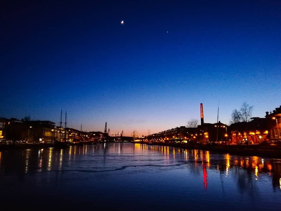 Love_Turku's tweet photo. Posted @withregram β’ @saara.pauliina π
#skyline #river #town #hometown #aurariver #sky #sunset #february #eveningwalk #eveninground #moon #evening #turku #love_turku #visitturku #joki #taivas #taivaanranta #kaupunki #kotikaupunki #kuu #helmikuu https://t.co/8NCCe7Rw9f