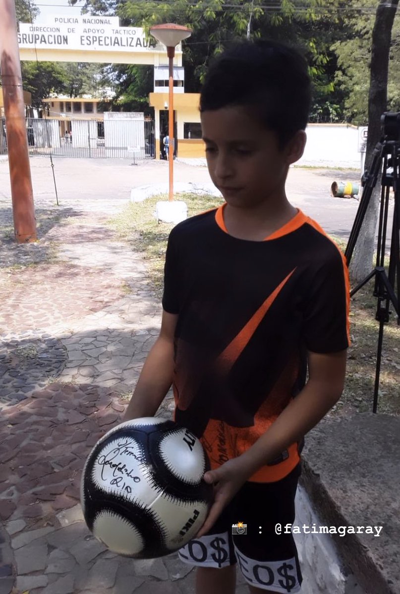pelota_tata's tweet photo. Alejandro, y un recuerdo para toda la vida, pudo conseguir que @10Ronaldinho le firme su balón que estará guardado como trofeo en casa 😊

📸 : @fatimagaray https://t.co/oi0GFoFZ9f