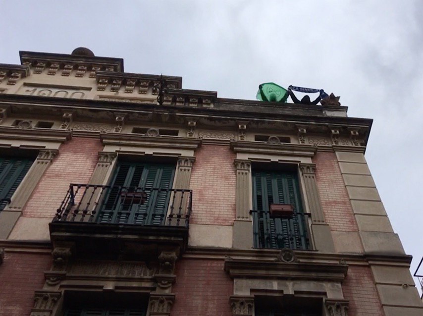 Avui #8M visibilitzem l’expropiació de Villa Isabel  ✊🏽

Els grups no mixtes de Vallcarca i Gràcia, defensem els nostres barris 💜

Per un habitatge sense violències ni capitalistes ni patriarcals, autodefensa veïnal ✊🏽

#FemLlarsFeministes ✊🏽💜