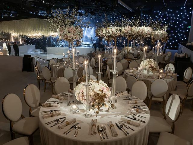 lightersidela's tweet photo. Every detail at this wedding was stunning. || Venue: @beverlyhilton | Planner: @after8eventplanning | DJ: @djsepi | Lighting: @thelightersidela | Photography: @joesilvaphotography | A/V: @wovaevents | Florals: @squarerootdesigns | Rentals: @labestrental … https://t.co/H8371m0yZy https://t.co/FITGilUCSg