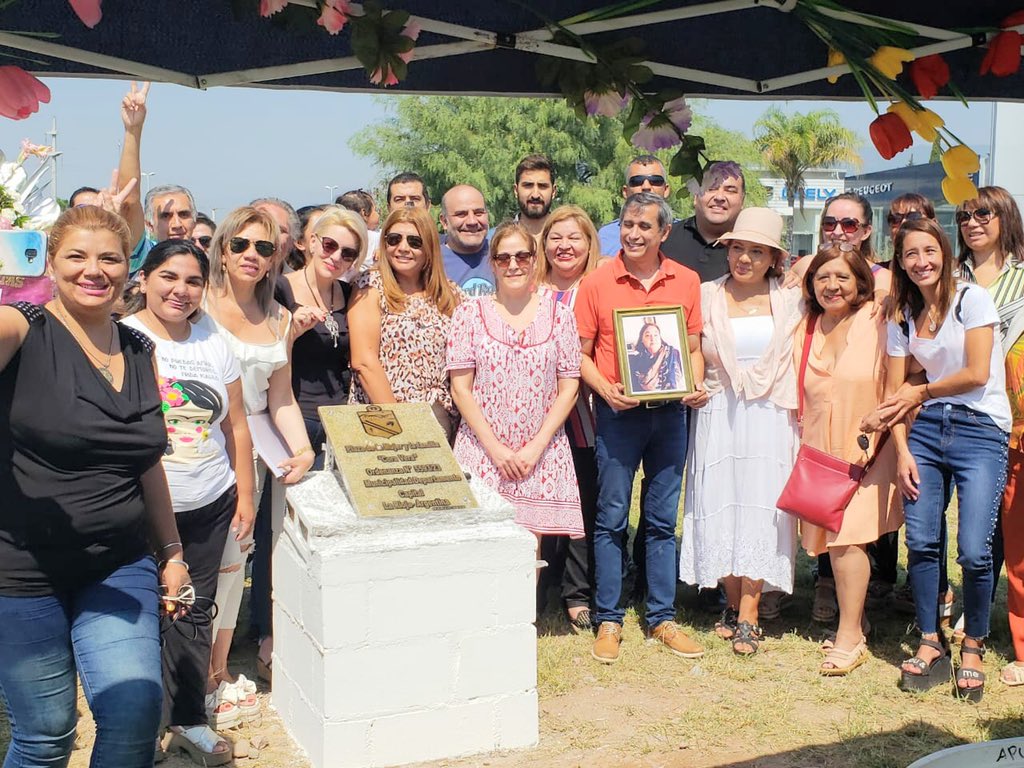 ParedesUrquiza's tweet photo. En el día de la mujer, nuestro sencillo y emotivo homenaje a una gran mujer: nuestra querida Cora Vera. La recordamos siempre, con cariño y agradecimiento. https://t.co/4KyS2oiXqa
