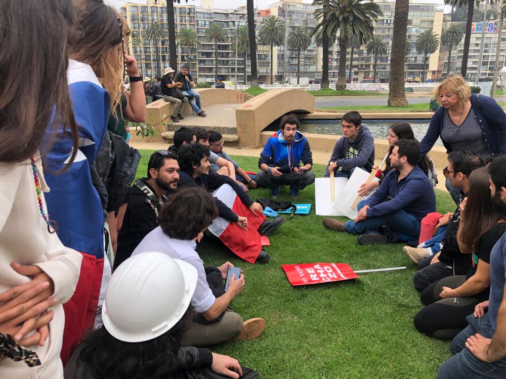 udijuventudvina's tweet photo. [VIÑA SE MUEVE POR EL RECHAZO]
Ayer, una vez más, estuvimos con quienes creen que la solución de los conflictos es la vía institucional, y no una ola de violencia.
Por ello, este 26 de abril, Viña y las Nuevas Generaciones UDI, votamos #RECHAZO! https://t.co/4NrrnizzPe